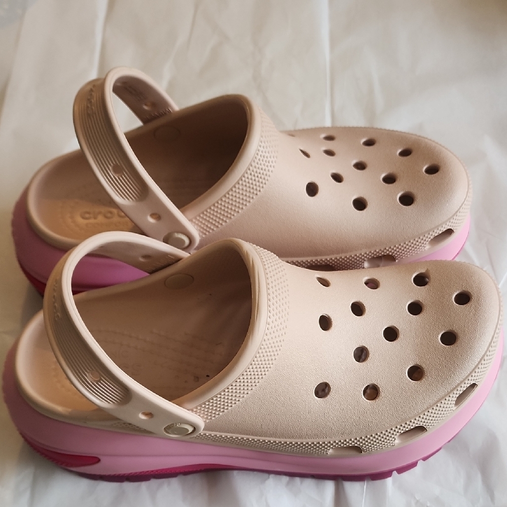 CROCS Classic Platform Clog in Light Pink and Bubblegum.
